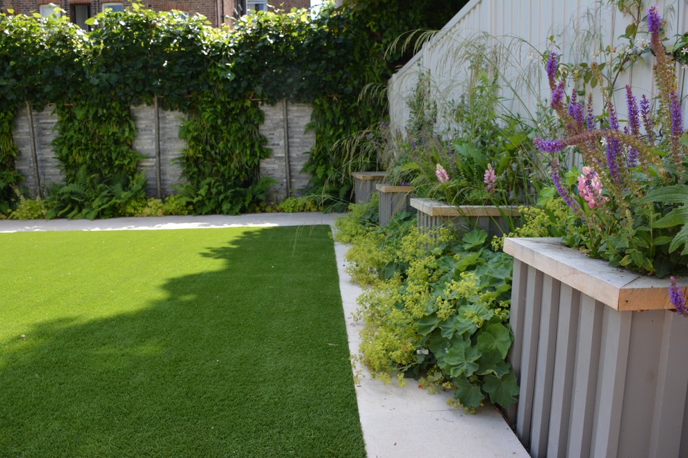 Idee per un giardino formale contemporaneo esposto in pieno sole di medie dimensioni e dietro casa in estate con pavimentazioni in pietra naturale