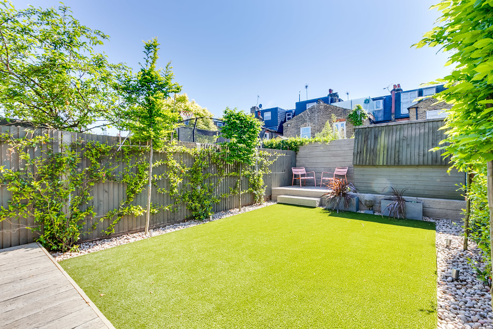 Immagine di un giardino design esposto a mezz'ombra dietro casa con pedane