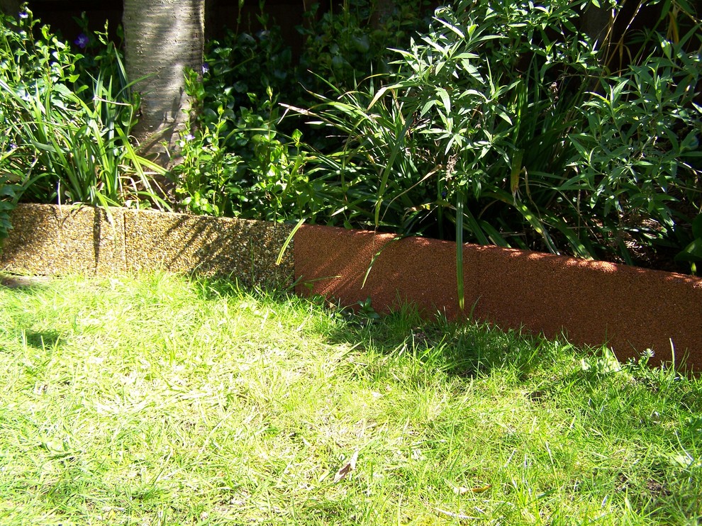 Aménagement d'un petit jardin arrière moderne avec une exposition ensoleillée et du gravier.