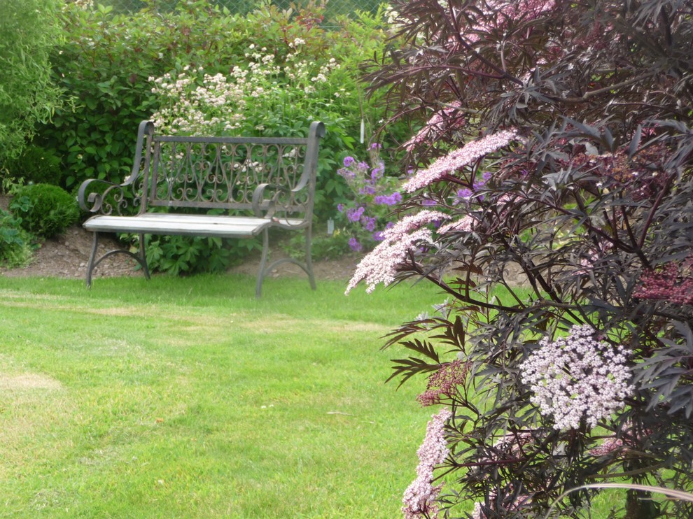 Foto di un ampio giardino country esposto in pieno sole dietro casa