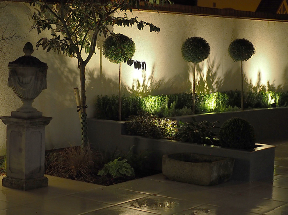 バッキンガムシャーにある高級な中くらいなコンテンポラリースタイルのおしゃれな庭 (半日向、デッキ材舗装) の写真