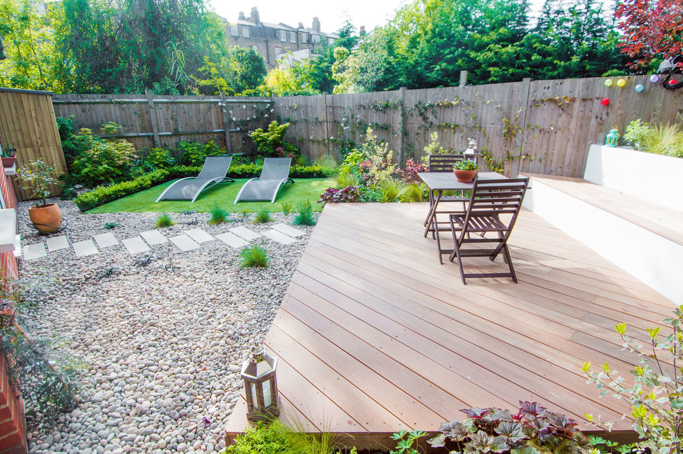 Inspiration pour un petit jardin arrière design avec une exposition partiellement ombragée et une terrasse en bois.