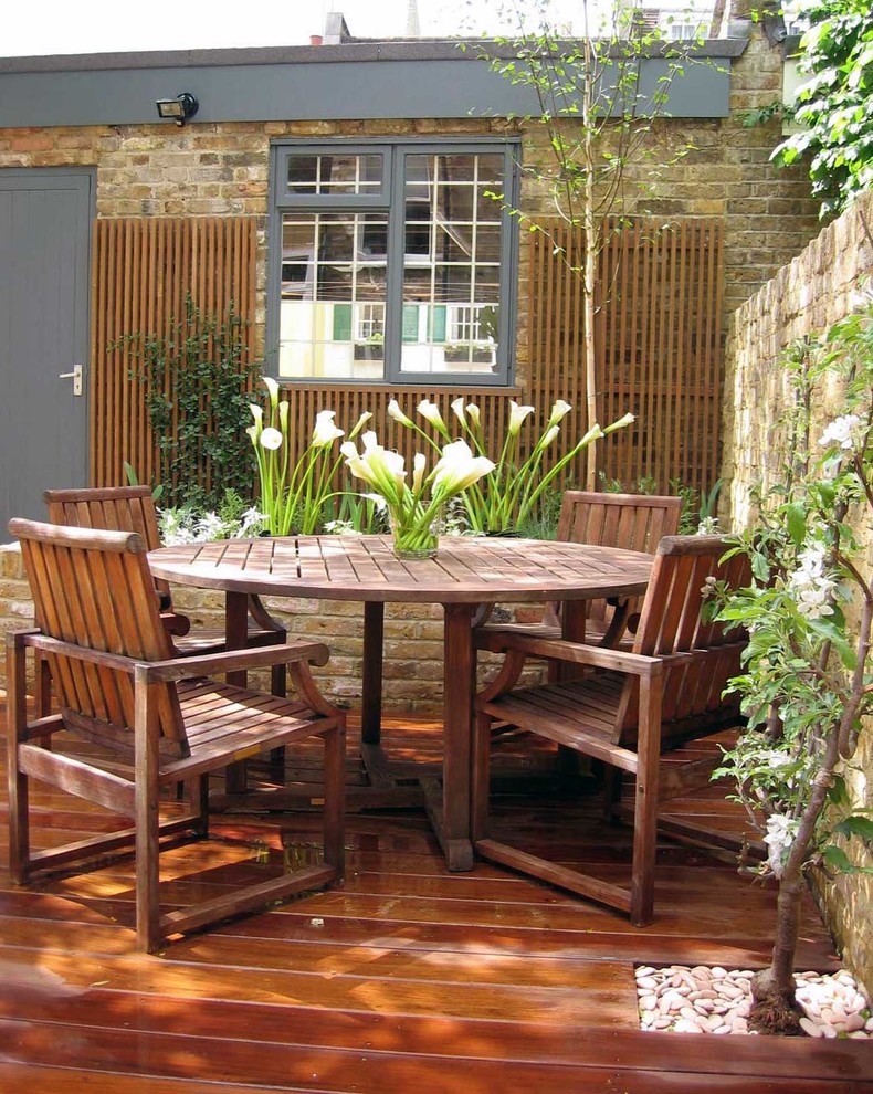 Design ideas for a contemporary backyard landscaping in London with decking.