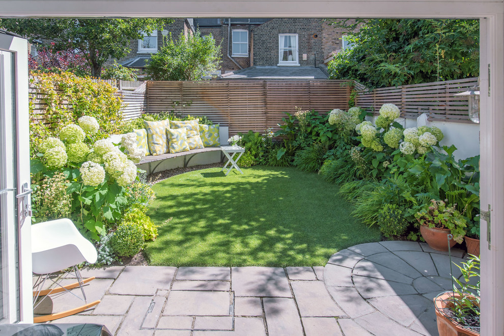 Идея дизайна: маленький участок и сад на заднем дворе в современном стиле с покрытием из каменной брусчатки для на участке и в саду