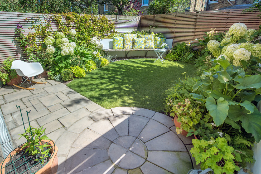 Kleiner Moderner Garten hinter dem Haus mit Natursteinplatten in London