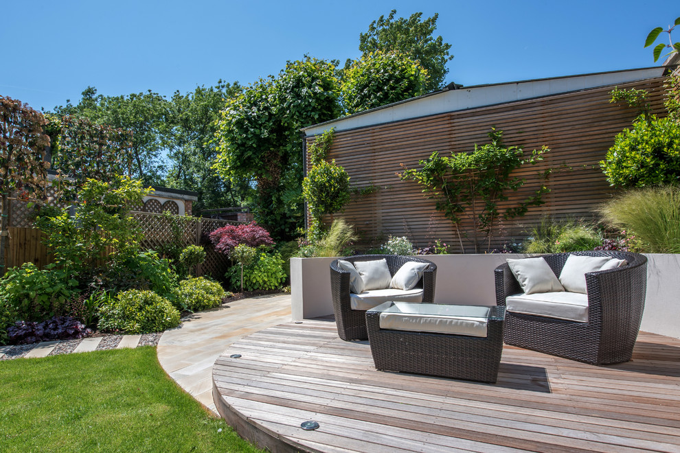 На фото: солнечный, весенний участок и сад среднего размера на заднем дворе в современном стиле с хорошей освещенностью и покрытием из каменной брусчатки