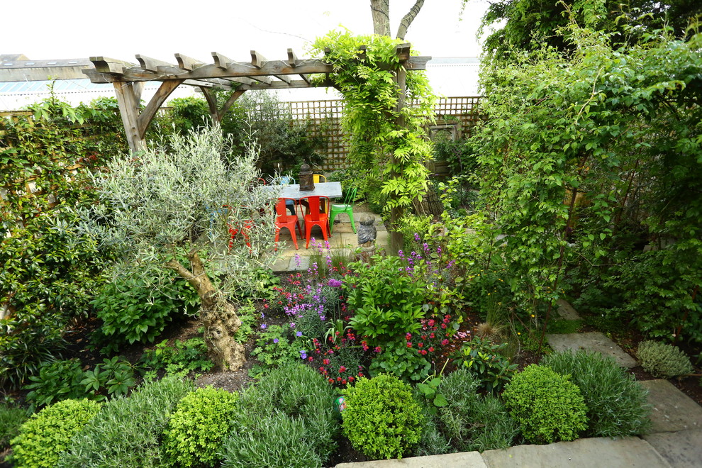 Cette photo montre un jardin à la française arrière chic de taille moyenne et l'été avec une exposition partiellement ombragée et des pavés en pierre naturelle.