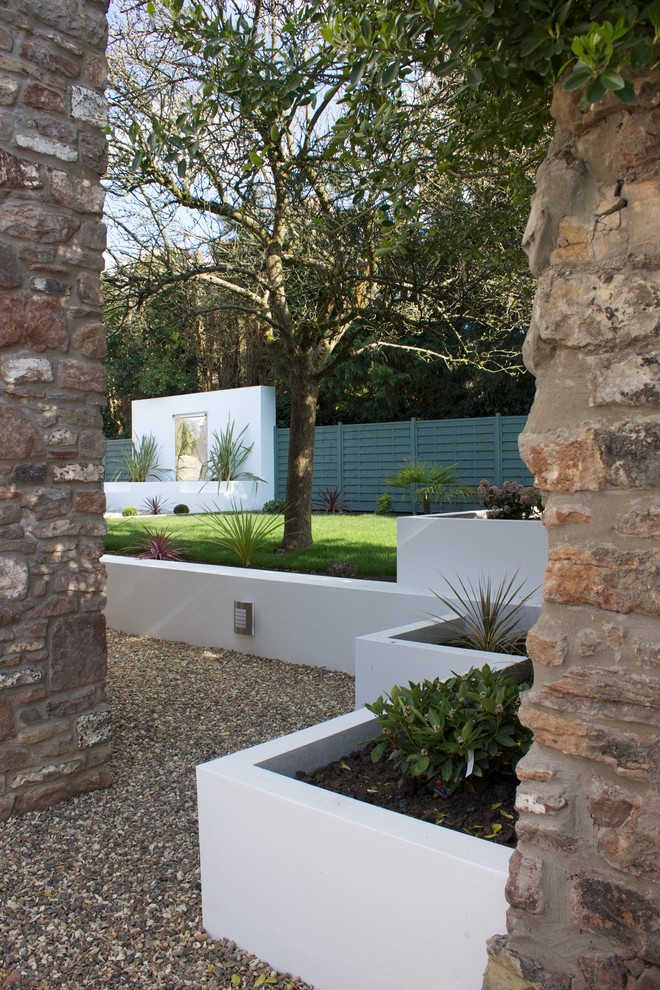 Источник вдохновения для домашнего уюта: большой участок и сад в стиле модернизм с забором