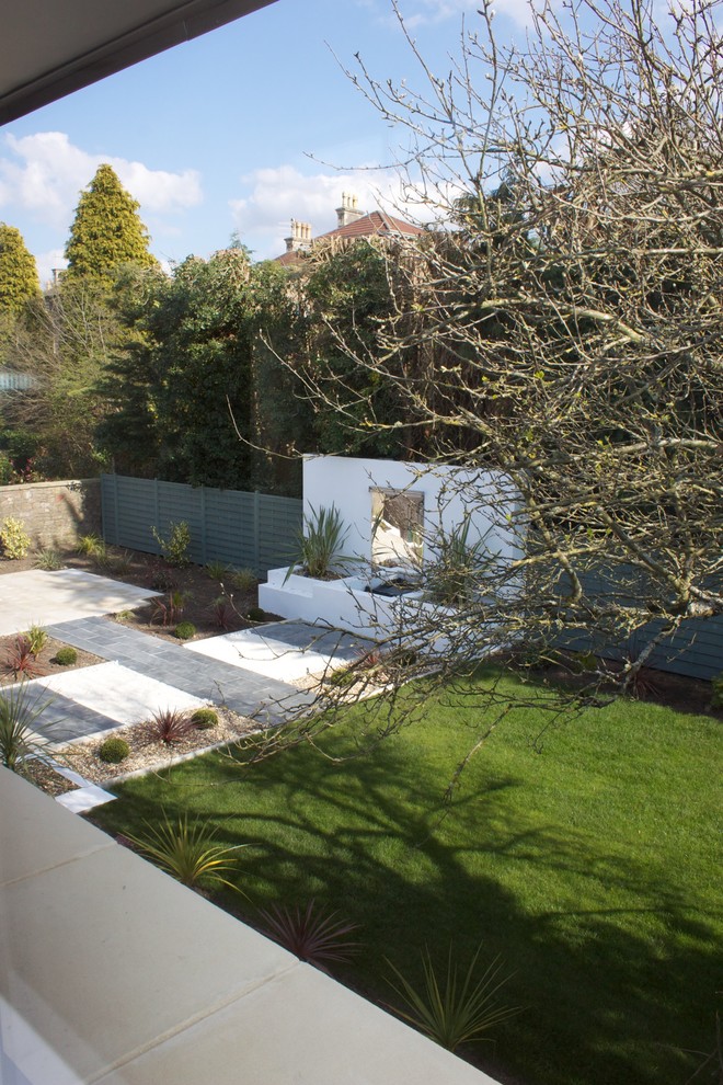 Imagen de jardín minimalista grande con fuente