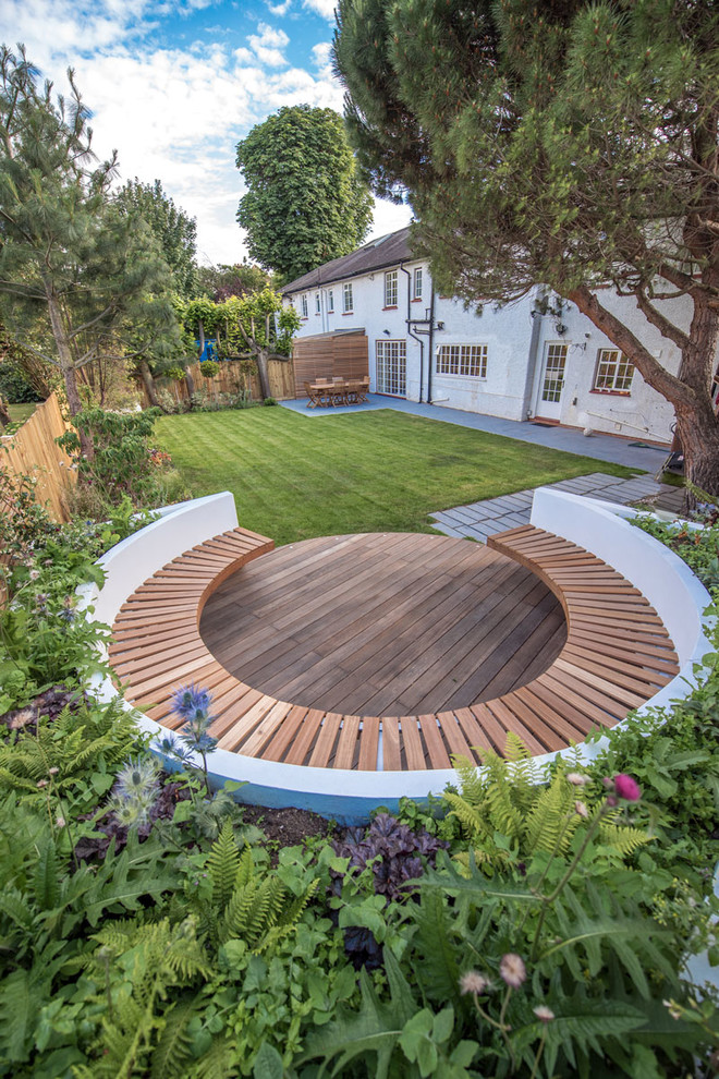 Источник вдохновения для домашнего уюта: большой участок и сад на заднем дворе в современном стиле с настилом