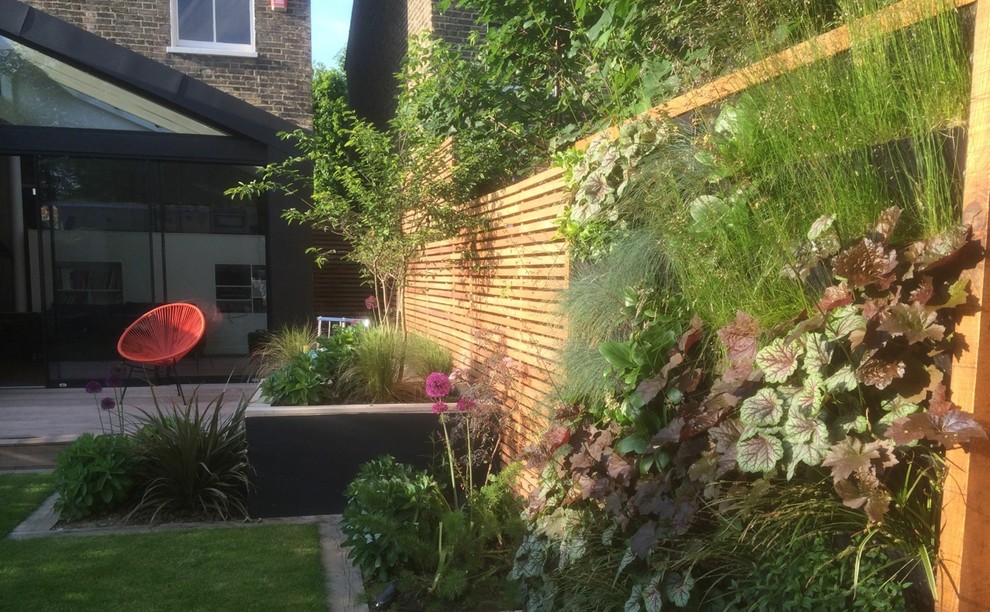 Aménagement d'un jardin contemporain avec une terrasse en bois.