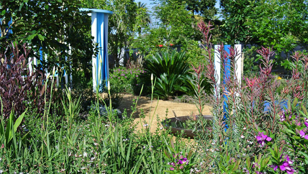 Ispirazione per un giardino minimal esposto in pieno sole di medie dimensioni e dietro casa in estate con ghiaia