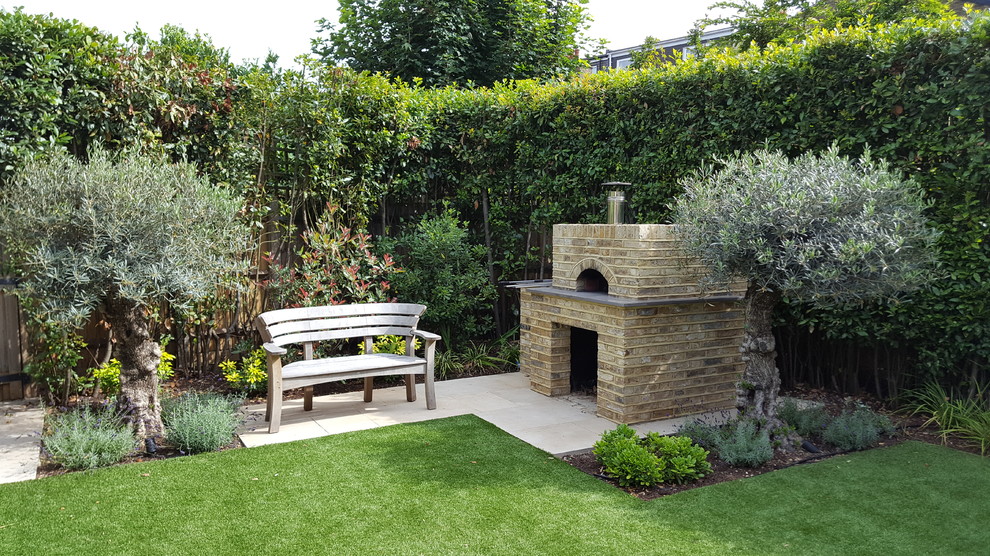 Immagine di un giardino formale classico esposto a mezz'ombra di medie dimensioni e dietro casa in estate con un focolare e pavimentazioni in pietra naturale