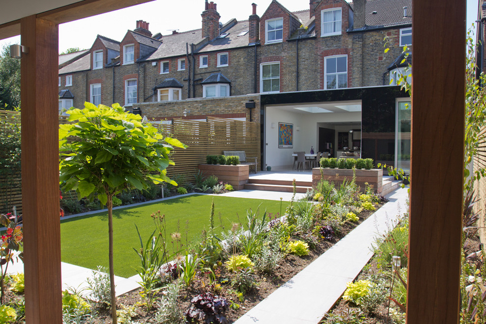 Immagine di un giardino formale moderno di medie dimensioni e dietro casa