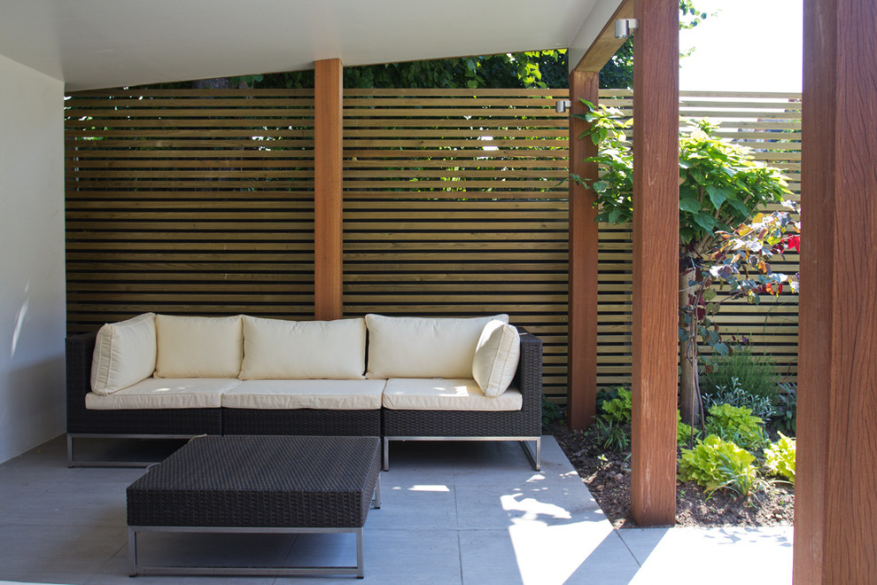 Стильный дизайн: регулярный сад среднего размера на заднем дворе в стиле модернизм - последний тренд