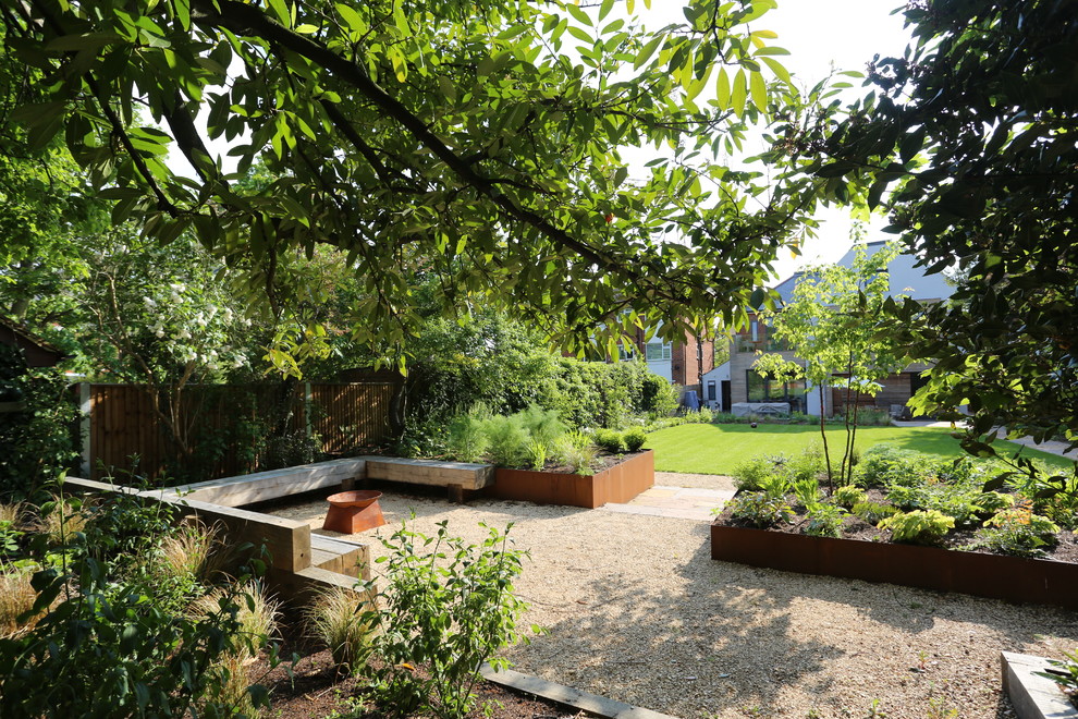 Пример оригинального дизайна: регулярный сад среднего размера на заднем дворе в стиле рустика с местом для костра и покрытием из гравия