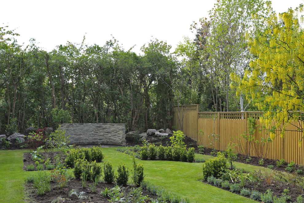 Idéer för en mellanstor klassisk trädgård i full sol på hösten, med en stödmur och marksten i tegel