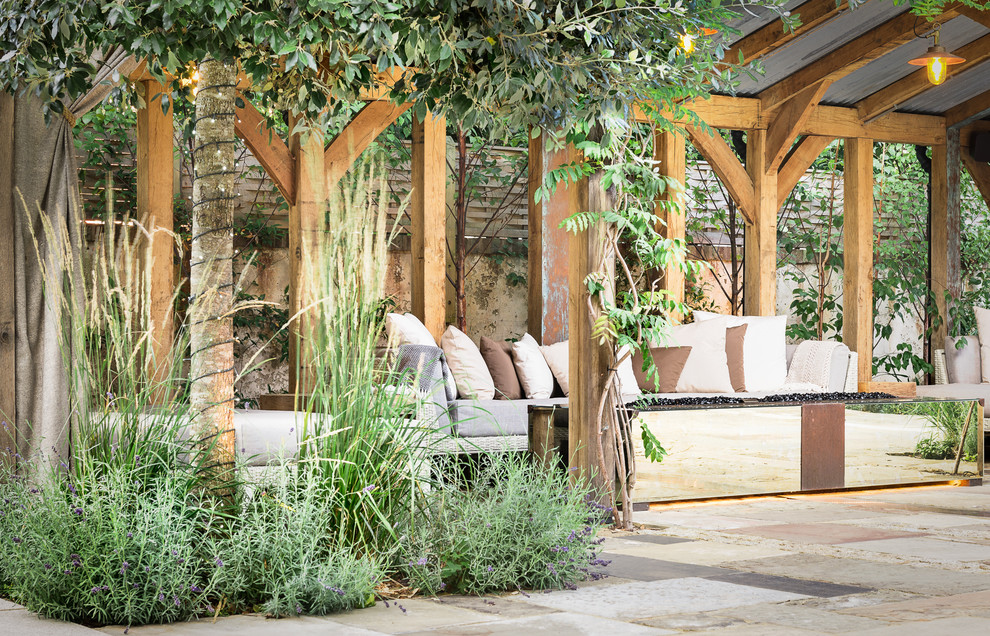 Idée de décoration pour un grand jardin chalet l'été avec une exposition ensoleillée et des pavés en pierre naturelle.