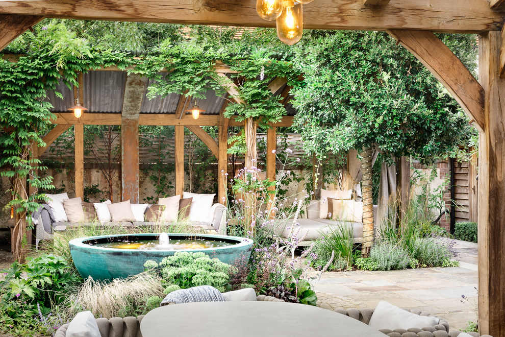 Esempio di un grande giardino formale stile americano esposto in pieno sole in cortile in estate con pavimentazioni in pietra naturale