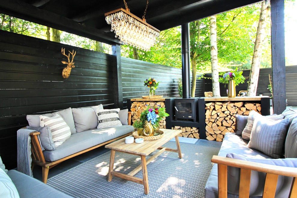 Idée de décoration pour un jardin bohème de taille moyenne avec une terrasse en bois.