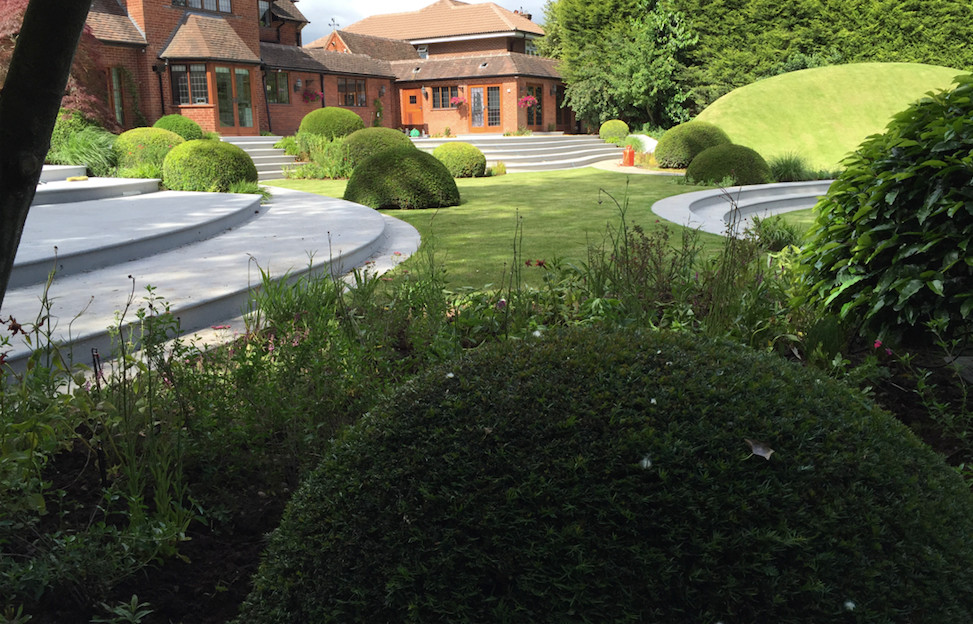 Geometrischer, Großer Landhaus Garten hinter dem Haus mit Natursteinplatten in Sonstige