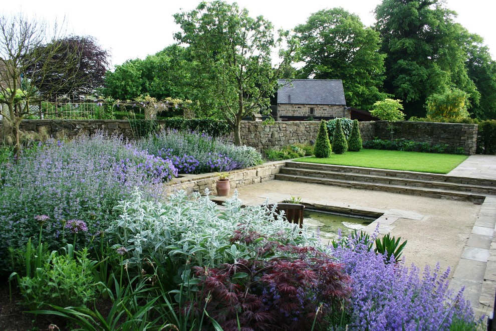 Großer, Geometrischer Landhaus Garten im Sommer, hinter dem Haus mit direkter Sonneneinstrahlung und Natursteinplatten in Sonstige