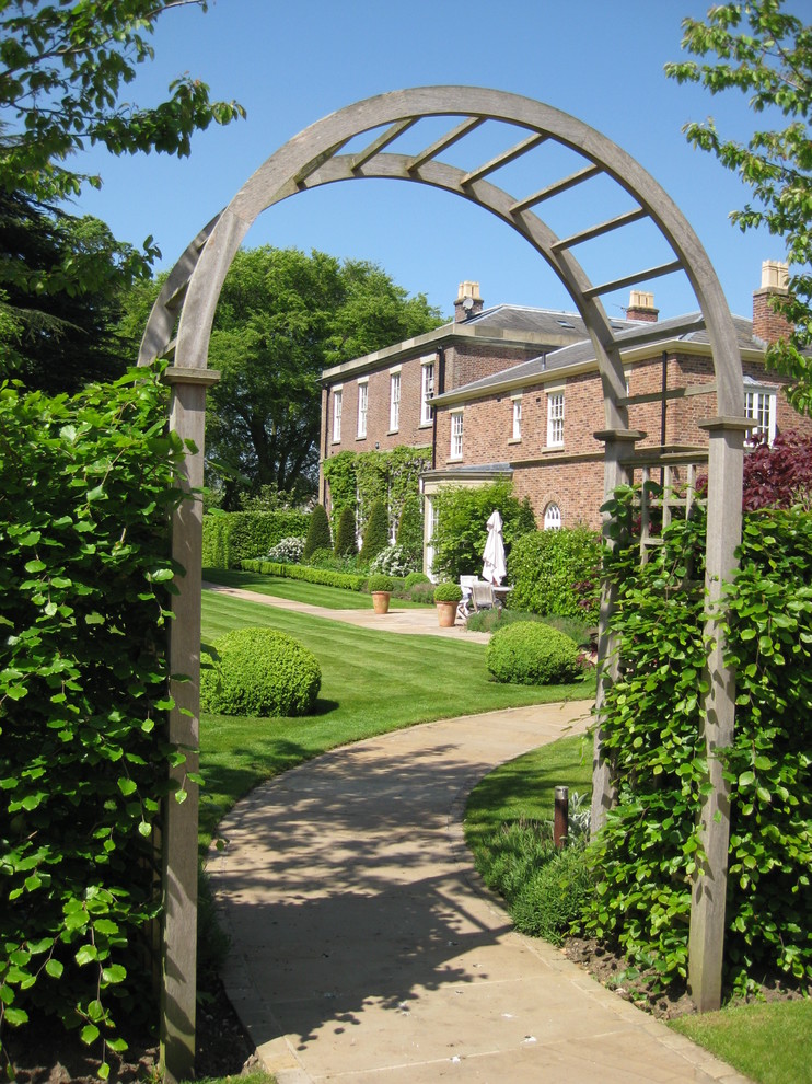 Foto di un giardino chic con un ingresso o sentiero