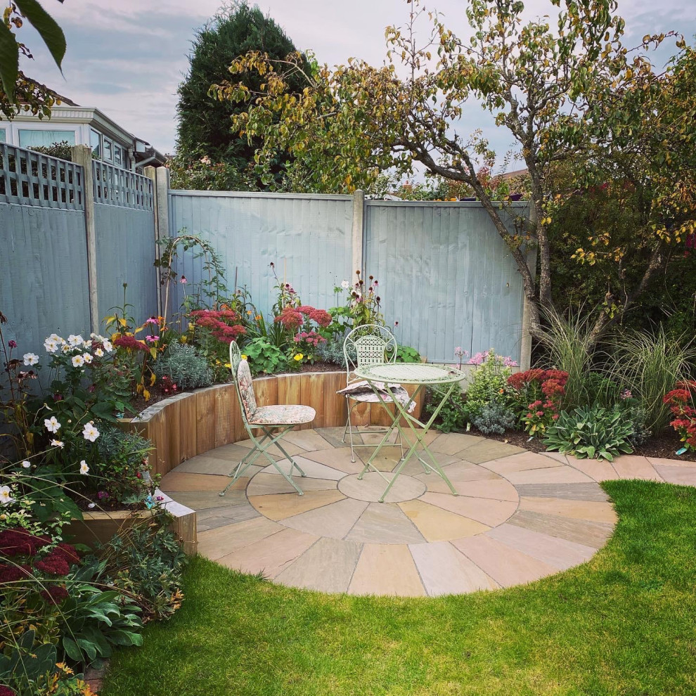 Diseño de jardín clásico pequeño en verano en patio trasero con macetero elevado