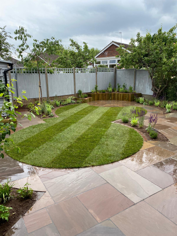 Cette photo montre un petit aménagement d'entrée ou allée de jardin arrière chic l'été avec des pavés en pierre naturelle.