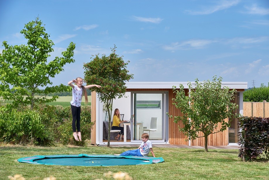 Réalisation d'un jardin arrière design avec une exposition ensoleillée et une terrasse en bois.