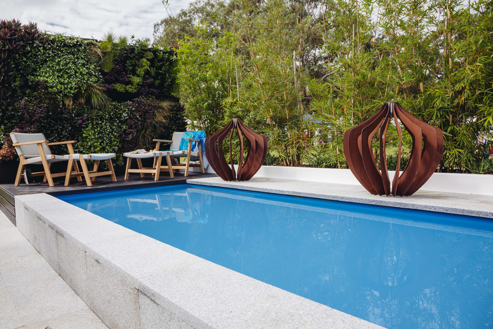На фото: маленький бассейн в современном стиле для на участке и в саду