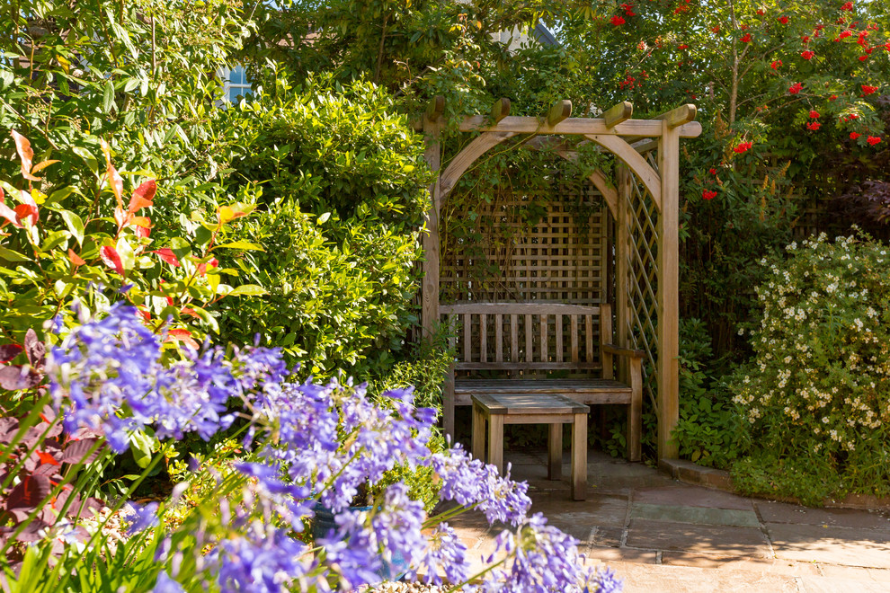 Immagine di un giardino classico di medie dimensioni e dietro casa