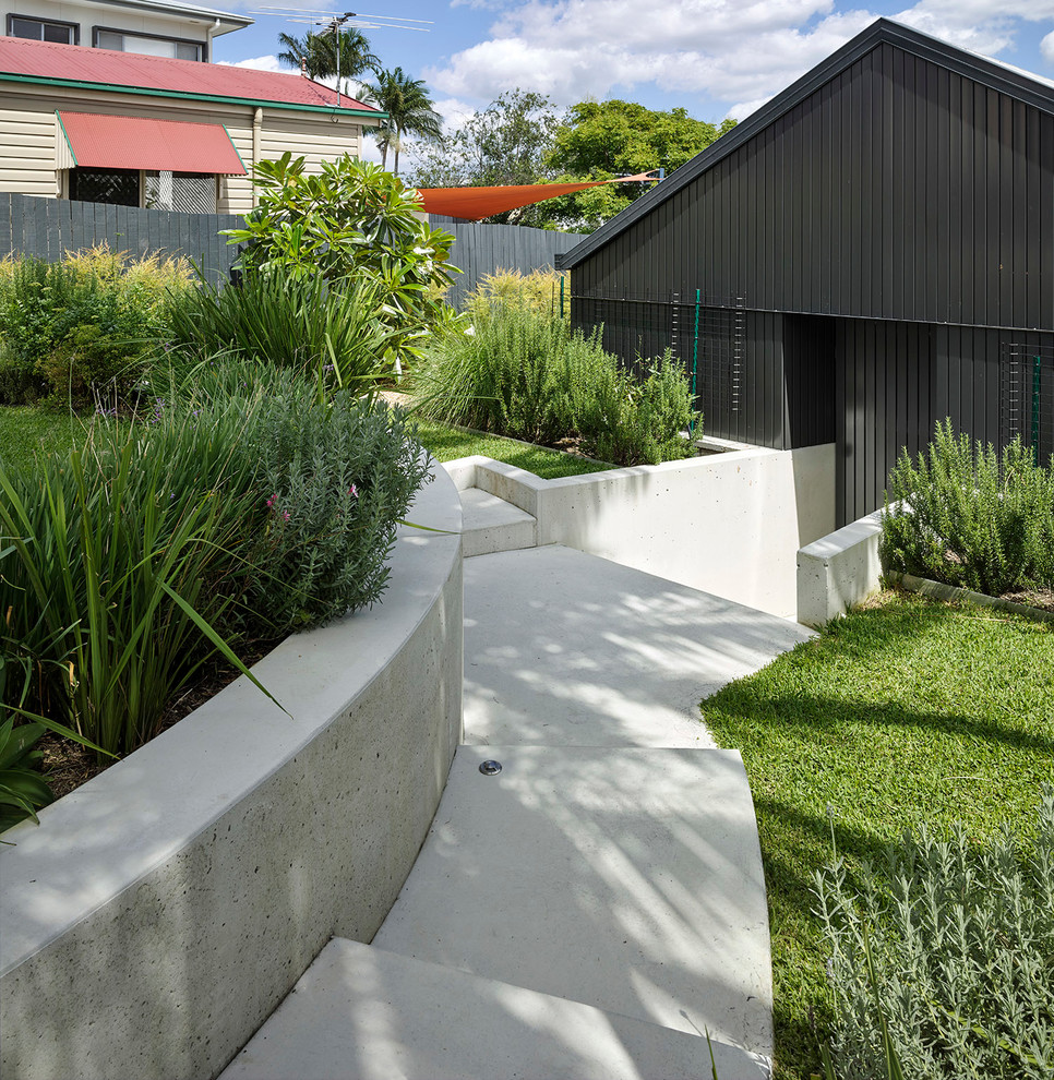 Immagine di un giardino design esposto in pieno sole di medie dimensioni e dietro casa in primavera