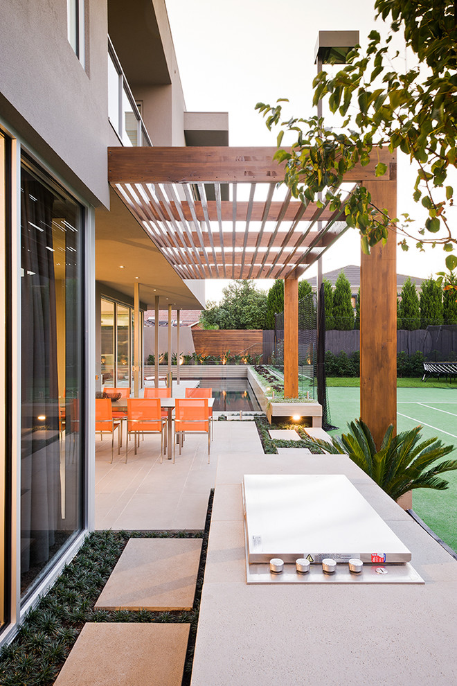 Свежая идея для дизайна: большой двор на заднем дворе в современном стиле - отличное фото интерьера