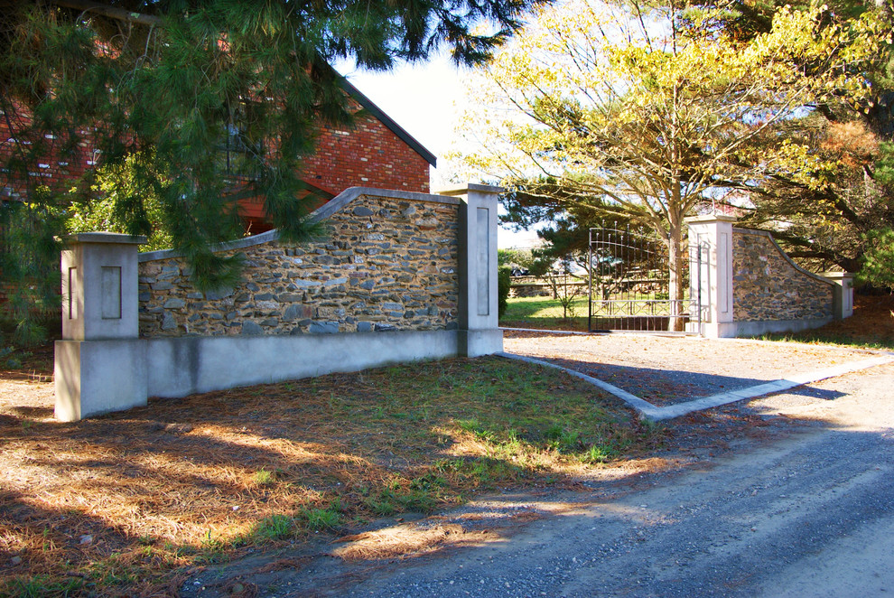 Foto di un grande vialetto d'ingresso chic esposto a mezz'ombra davanti casa in autunno con un ingresso o sentiero