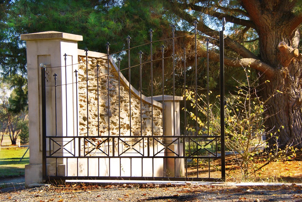 Esempio di un grande vialetto d'ingresso classico esposto a mezz'ombra davanti casa in autunno con un ingresso o sentiero