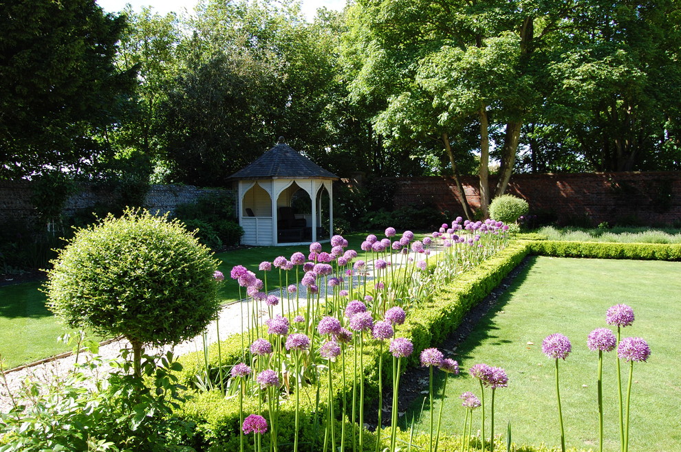 他の地域にあるトラディショナルスタイルのおしゃれな庭の写真