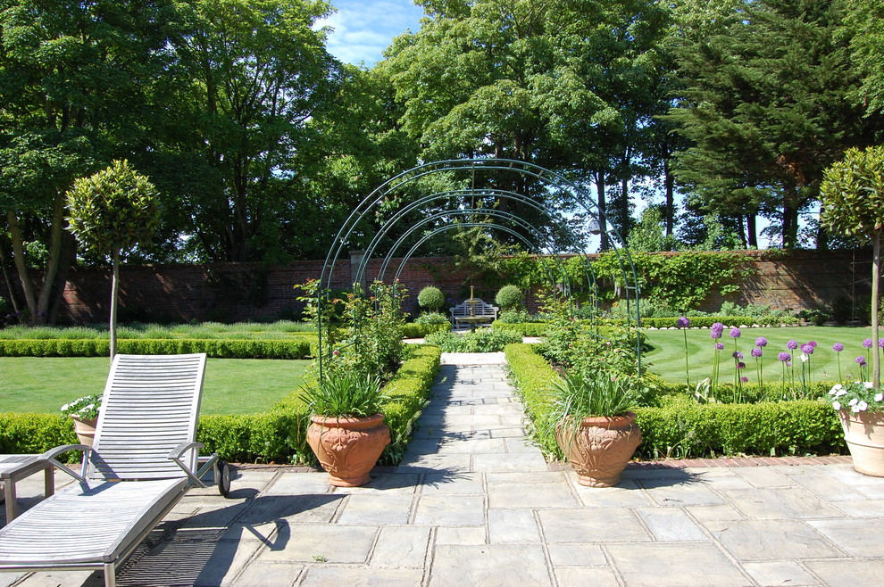 Idée de décoration pour un aménagement d'entrée ou allée de jardin tradition.