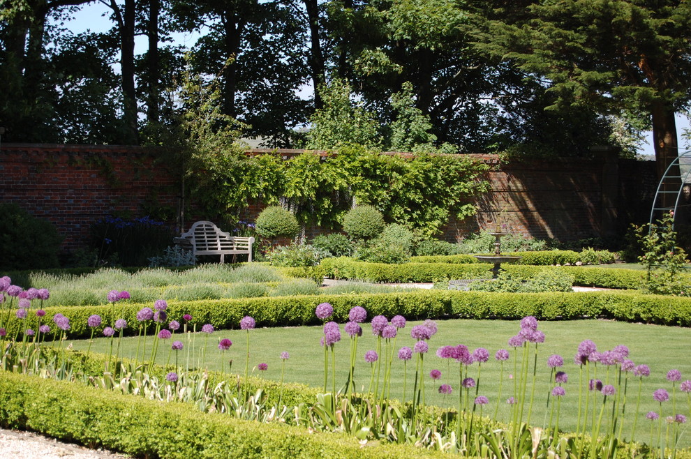 Exemple d'un jardin chic.