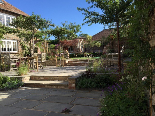 Geometrischer, Mittelgroßer Landhaus Garten hinter dem Haus mit direkter Sonneneinstrahlung und Betonboden in West Midlands