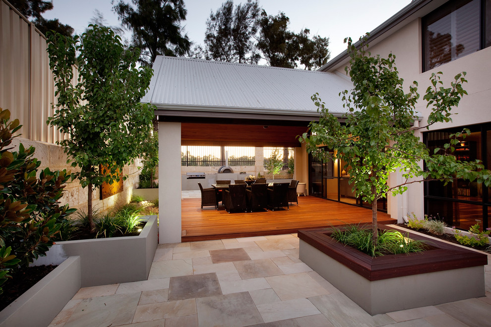 Ispirazione per un giardino design in ombra di medie dimensioni e davanti casa in estate con pavimentazioni in cemento