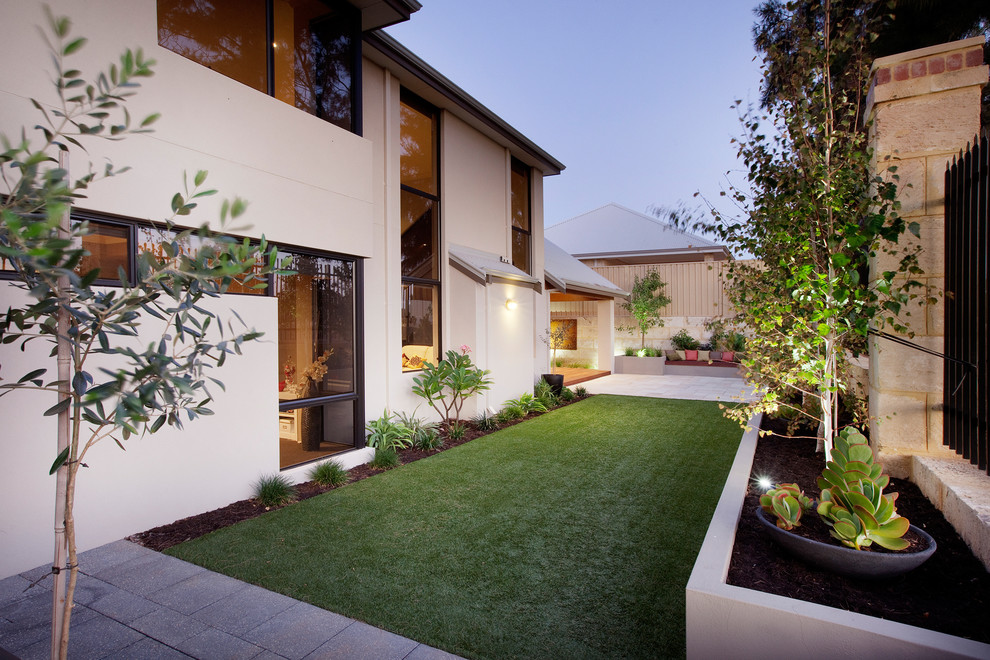 Immagine di un giardino formale design in ombra di medie dimensioni e davanti casa in estate con pavimentazioni in cemento