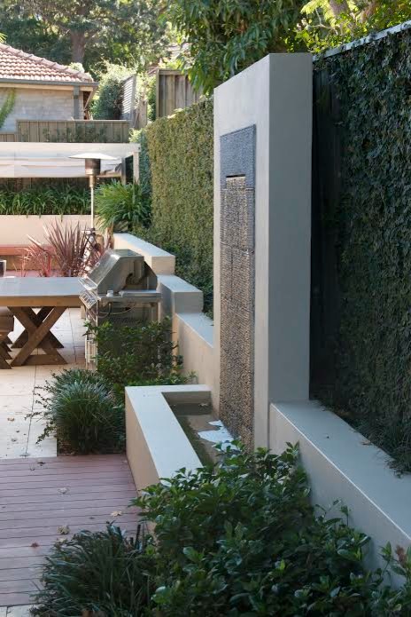 Пример оригинального дизайна: весенний участок и сад среднего размера на боковом дворе в современном стиле с полуденной тенью и настилом