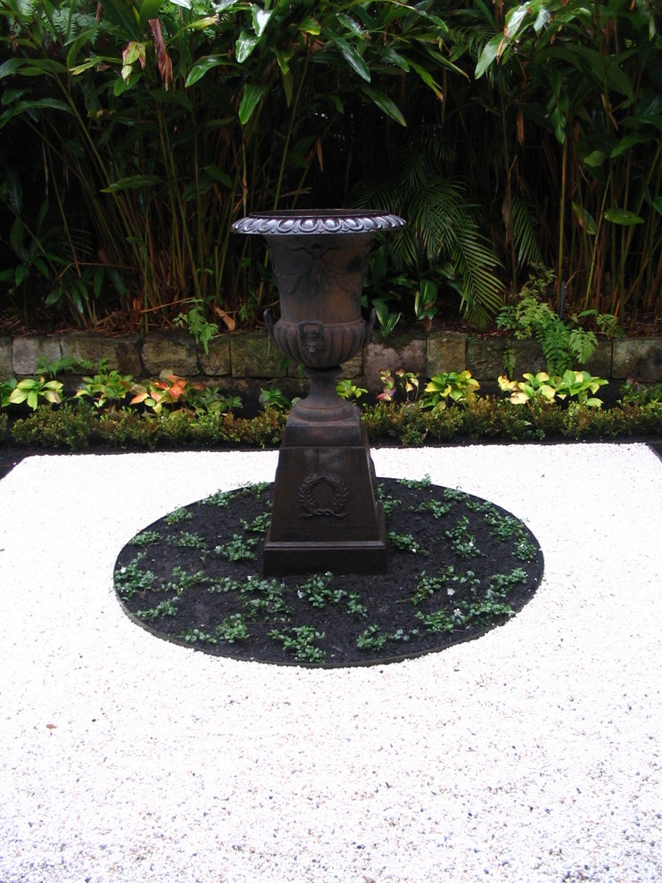 На фото: садовый фонтан на переднем дворе в викторианском стиле с подъездной дорогой с