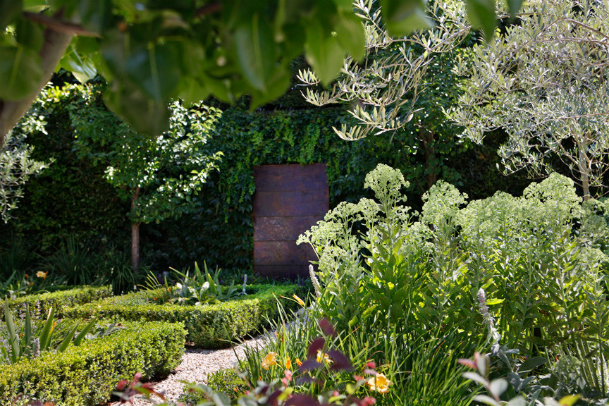 Esempio di un giardino formale chic di medie dimensioni e dietro casa in estate