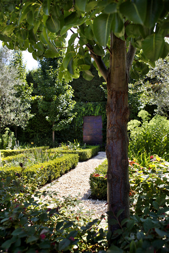 Réalisation d'un jardin à la française arrière tradition de taille moyenne et l'été.