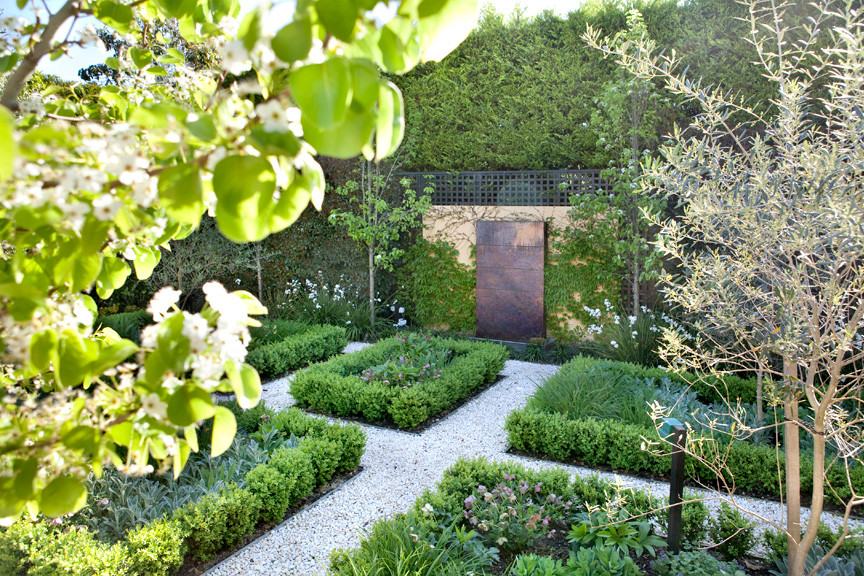 Photo of a mid-sized traditional backyard formal garden in Melbourne for summer.
