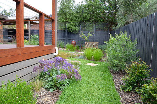 Diseño de jardín clásico de tamaño medio en patio trasero con exposición total al sol y adoquines de piedra natural