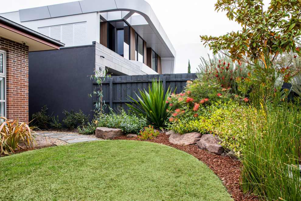 Foto di un giardino design esposto in pieno sole di medie dimensioni e dietro casa in primavera con pedane e recinzione in legno
