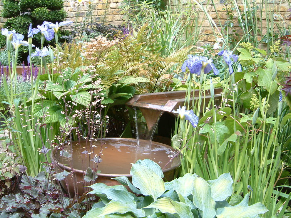 Inspiration for a small contemporary courtyard garden in Other.